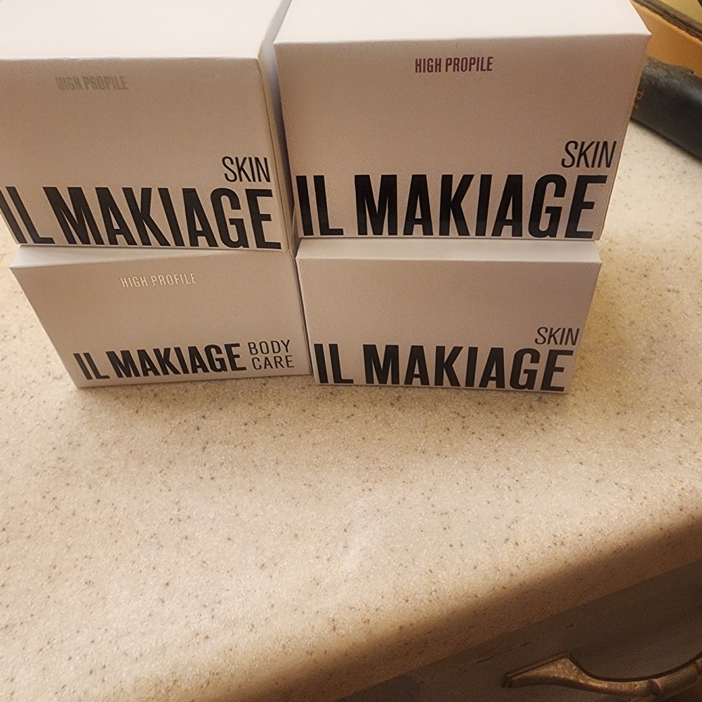 IL MAKIAGE Skincare and Body Care Set - White